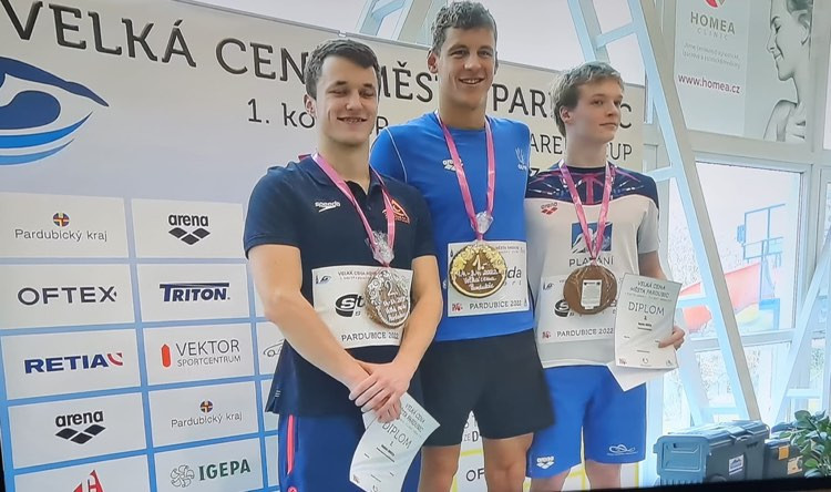 Martin Míček bronzový v Pardubicích, Plavání Přerov „bojuje“ na více frontách